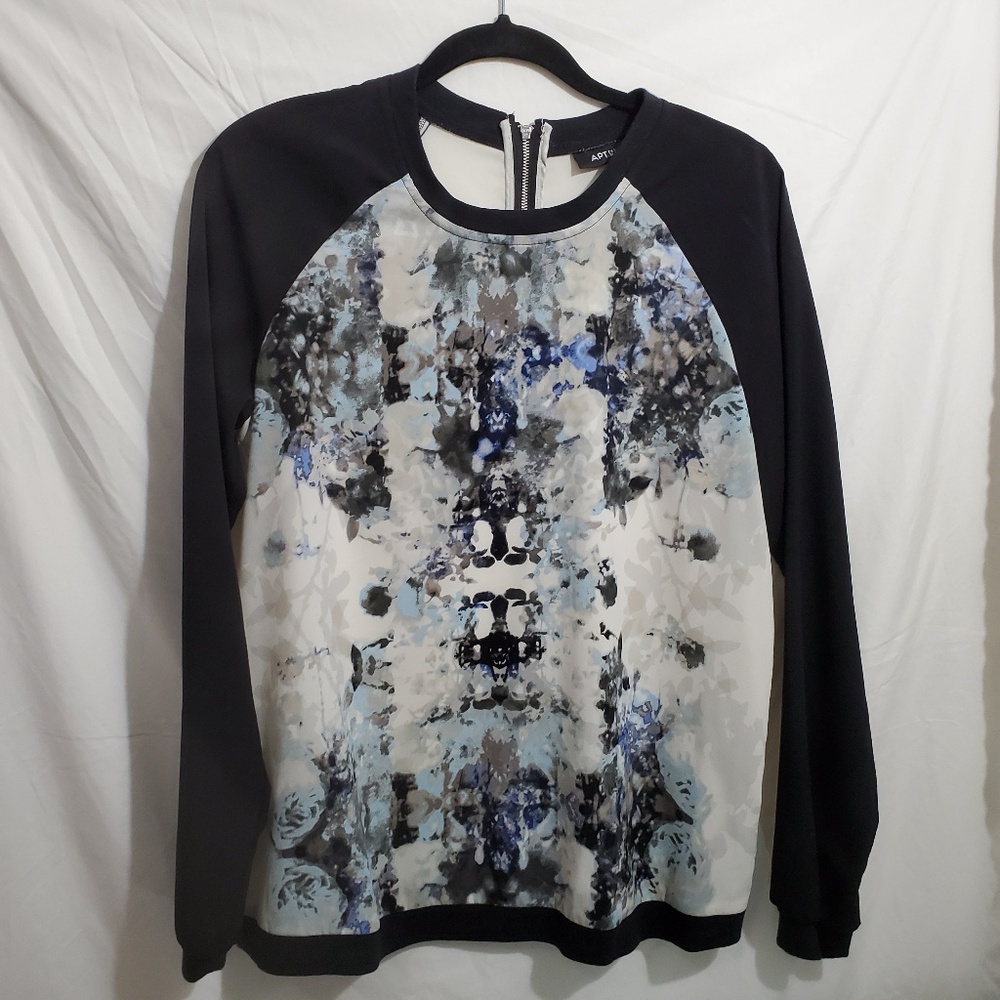 APT.9 | Long Sleeve Graphic Top